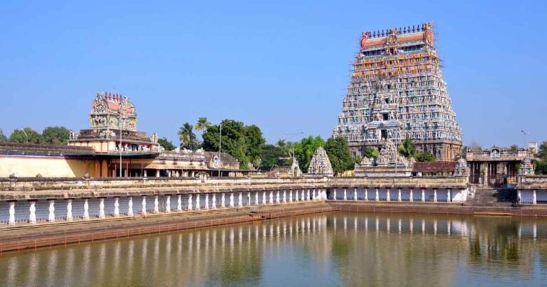“Devotees at Chidambaram Nataraja Temple during Darshan and Seva timings”