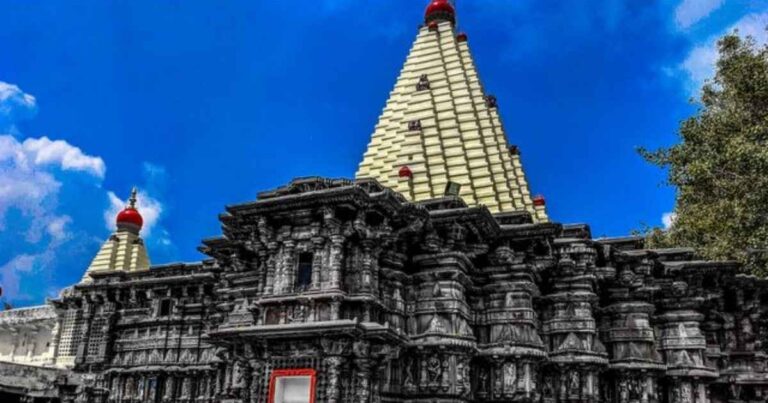 "Kolhapur Mahalakshmi Temple Darshan Booking and Daily Temple Timings"